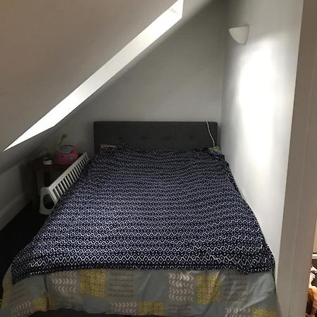 2 X Double Rooms In Cheam Exterior photo