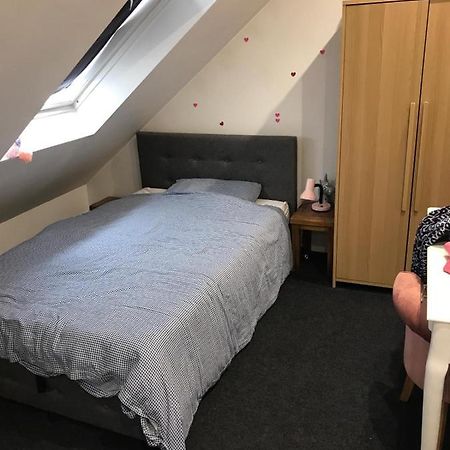 2 X Double Rooms In Cheam Exterior photo
