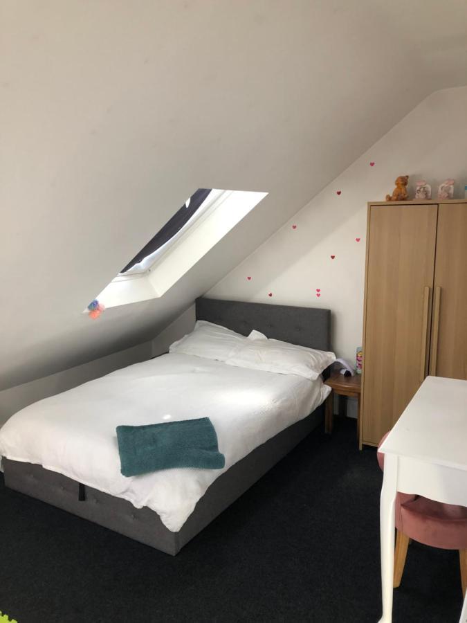 2 X Double Rooms In Cheam Exterior photo