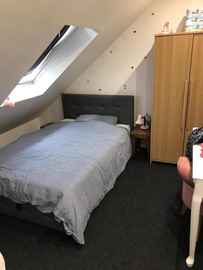 2 X Double Rooms In Cheam Exterior photo